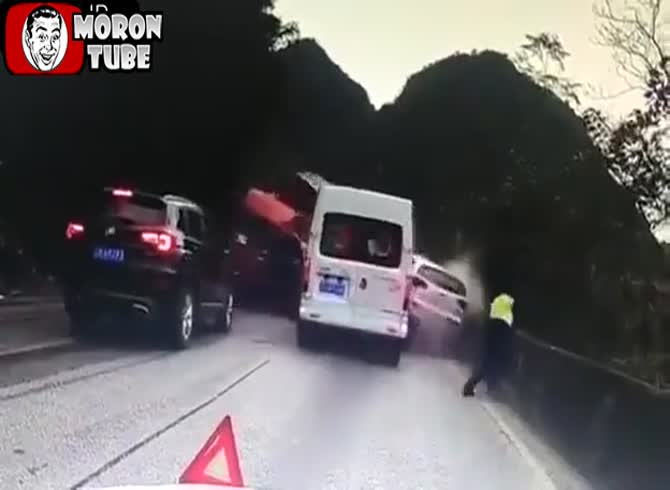 Video: A terrible collision on a very small road